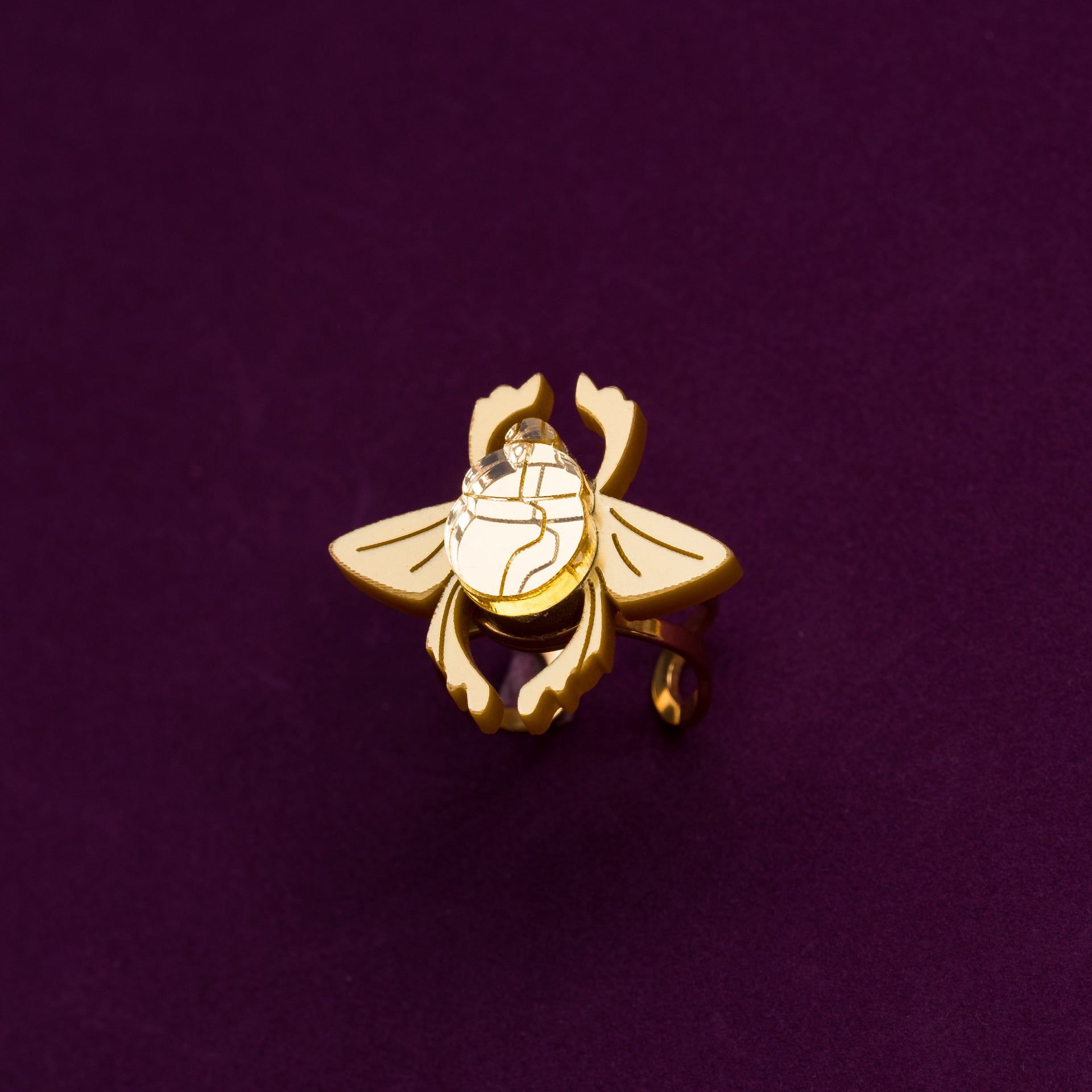anillo de acero inoxidable dorado con metacrilato dorado metalizado y dorado espejo para hacer el escarabajo. Inspirado en la pelicula de aladdin