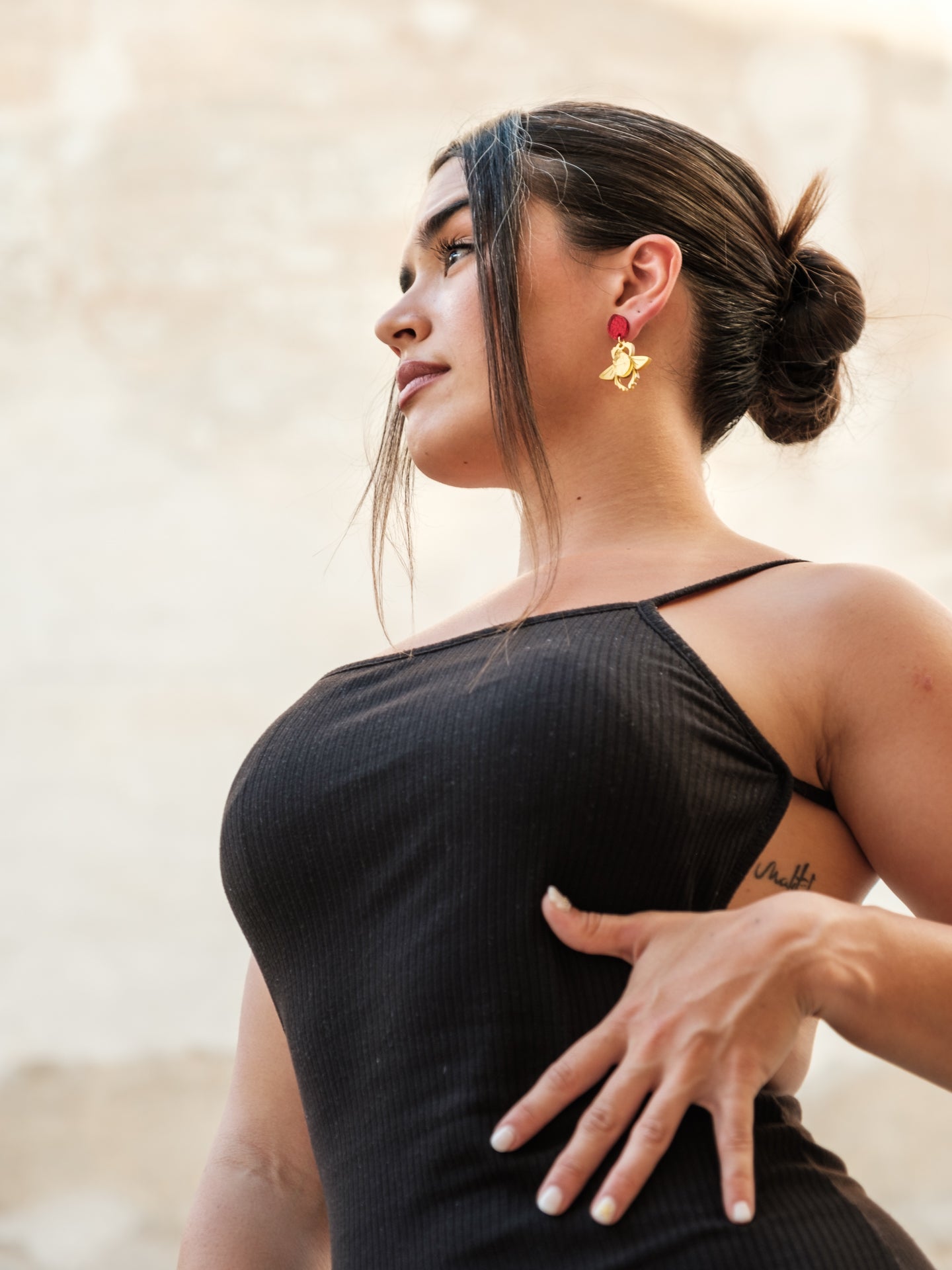 Pendientes inspirados en aladdin, metacrilato dorado metálico y espejo para el escarabajo y rojo espejo para la joya prohibida, unidos con anilla de acero inoxidable dorada para crear estos pendientes de botón