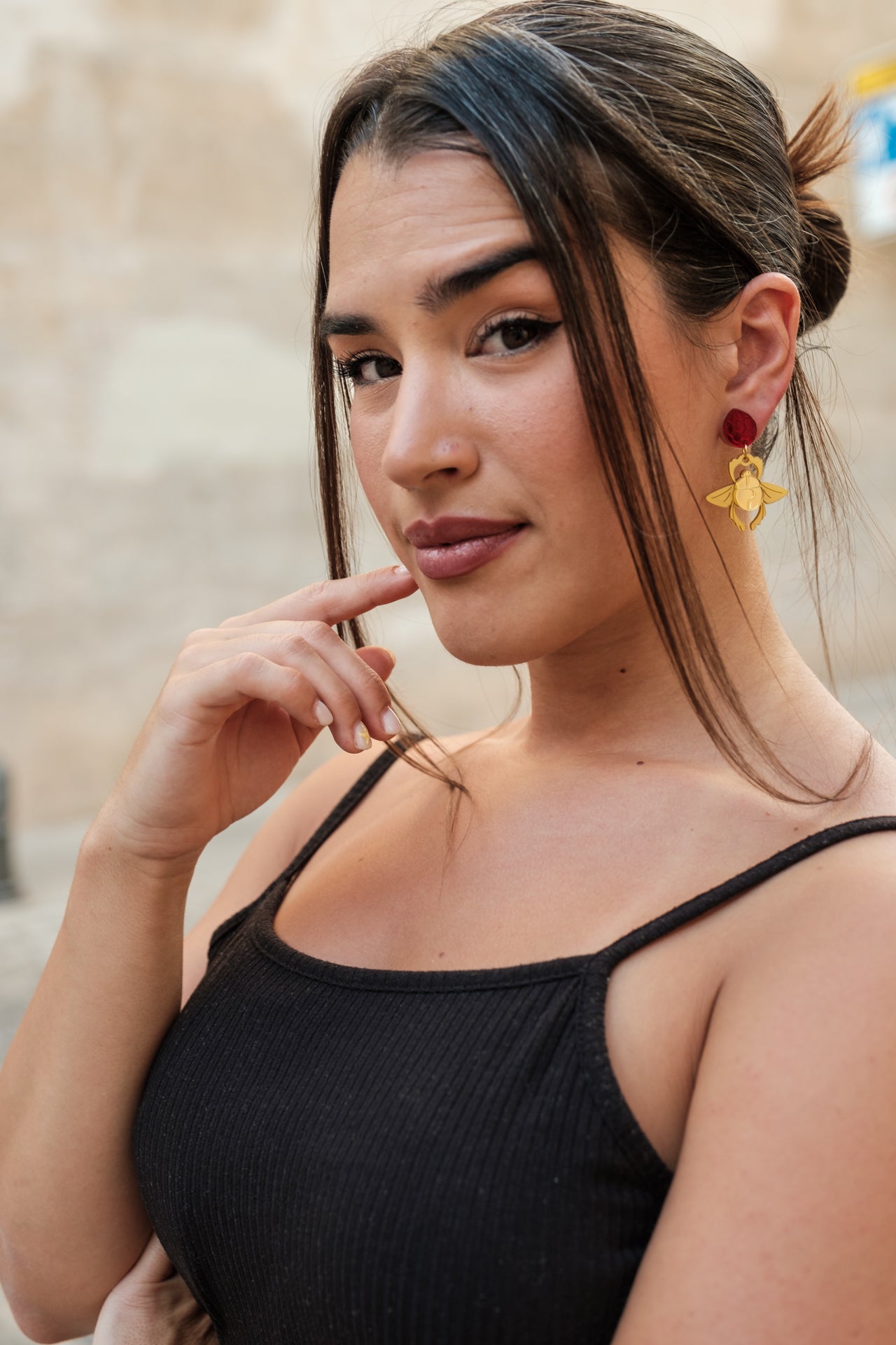 Pendientes inspirados en aladdin, metacrilato dorado metálico y espejo para el escarabajo y rojo espejo para la joya prohibida, unidos con anilla de acero inoxidable dorada para crear estos pendientes de botón
