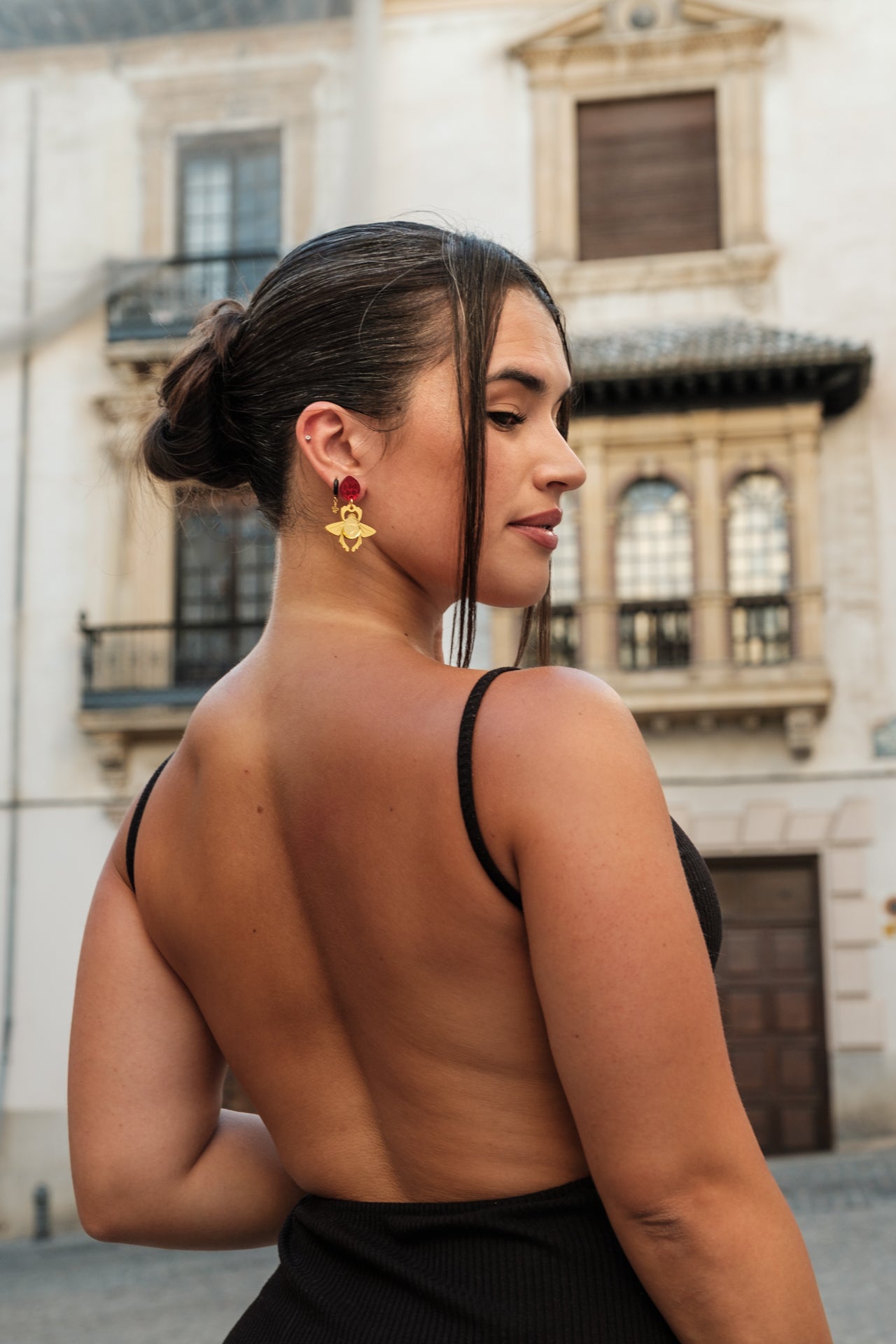 Pendientes inspirados en aladdin, metacrilato dorado metálico y espejo para el escarabajo y rojo espejo para la joya prohibida, unidos con anilla de acero inoxidable dorada para crear estos pendientes de botón