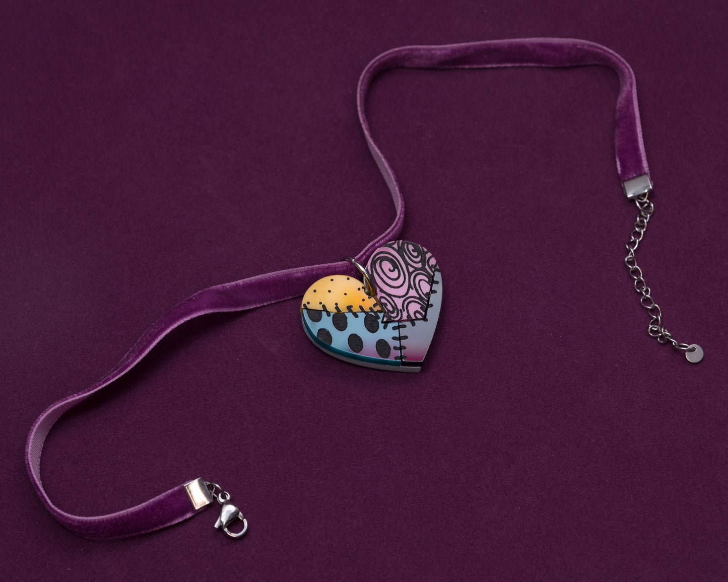 El corazón de Sally un choker de terciopelo en tono vino y una pieza de metacrilato con colores brillantes