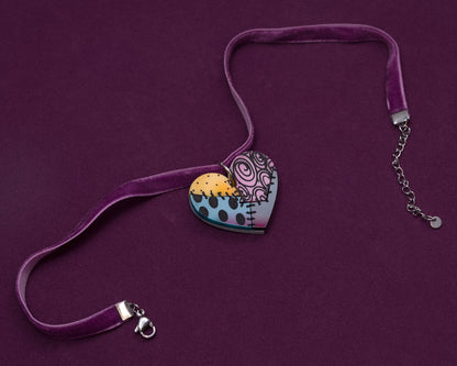 El corazón de Sally un choker de terciopelo en tono vino y una pieza de metacrilato con colores brillantes