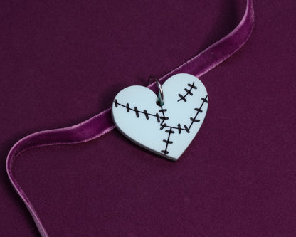 El corazón de Sally un choker de terciopelo en tono vino y una pieza de metacrilato mate en color verde agua