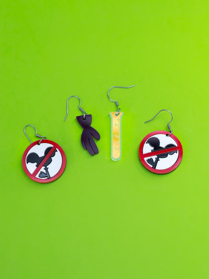 Pack de pendientes de metacrilato inspirados en la serie de nuestra infancia El laboratorio de Dexter. Guante y rpobeta de Dexter y señal prohibido Dee Dee
