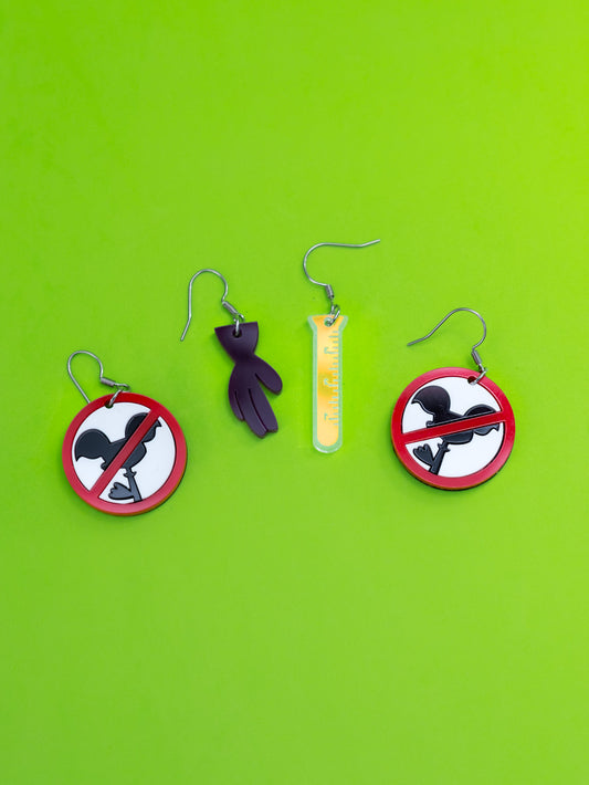 Pack de pendientes de metacrilato inspirados en la serie de nuestra infancia El laboratorio de Dexter. Guante y rpobeta de Dexter y señal prohibido Dee Dee