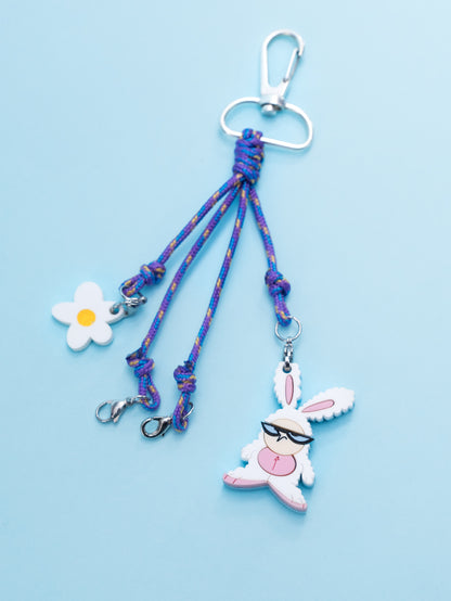 Charm de metacrilato de Dexter vestido de conejo de Pascua en tonos rosa y azul pastel.  Inspirados en la serie de nuestra infancia El laboratorio de Dexter
