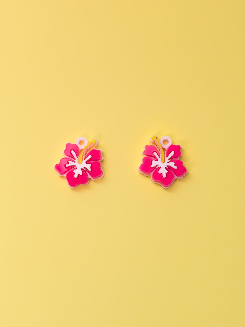 Flor de hibisco hawaiana inspirada en Lilo y Stitch. De color fucsia. Aros en acero inoxidable. 