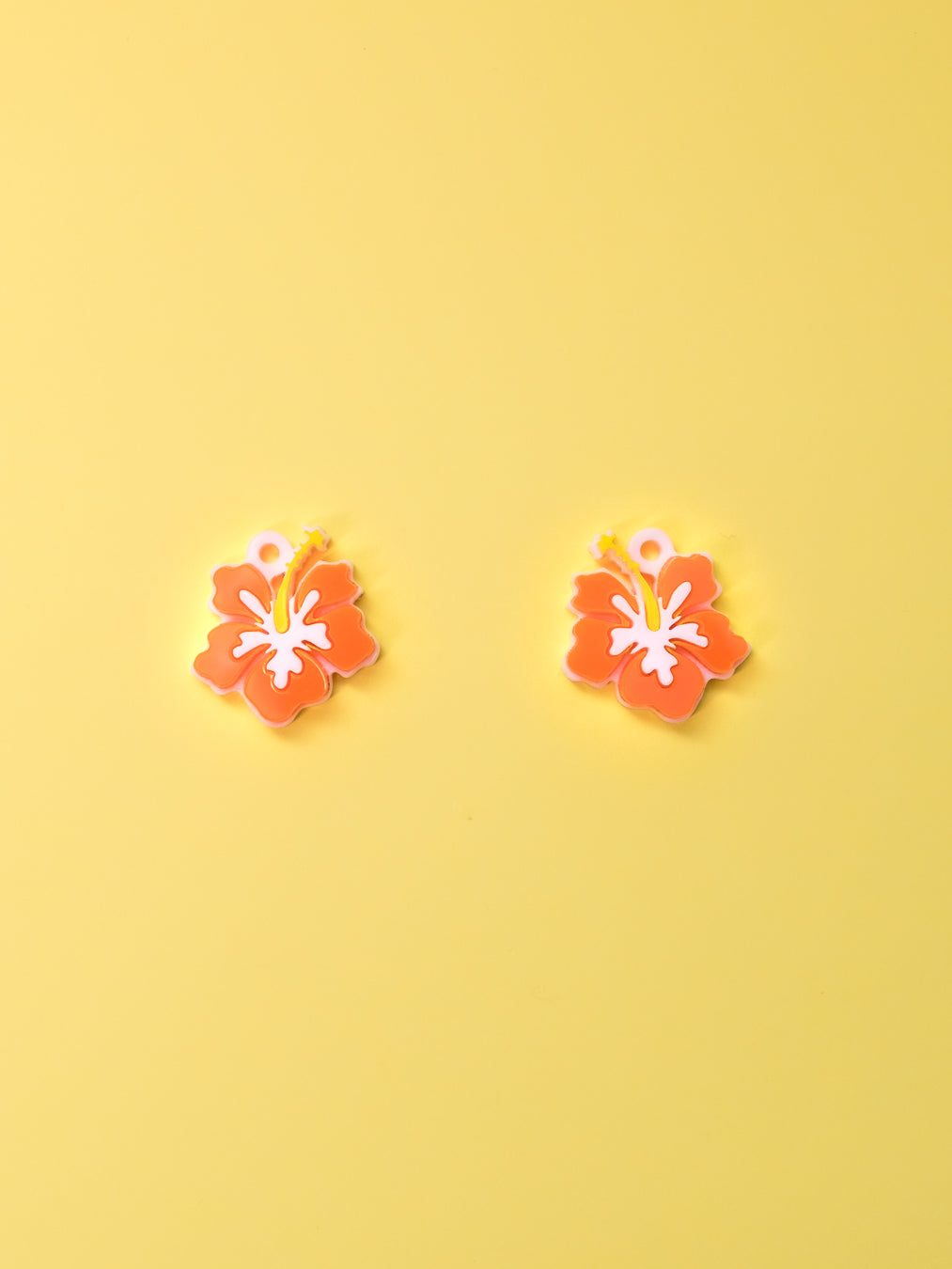 Flor de hibisco hawaiana inspirada en Lilo y Stitch. De color naranja. Aros en acero inoxidable. 