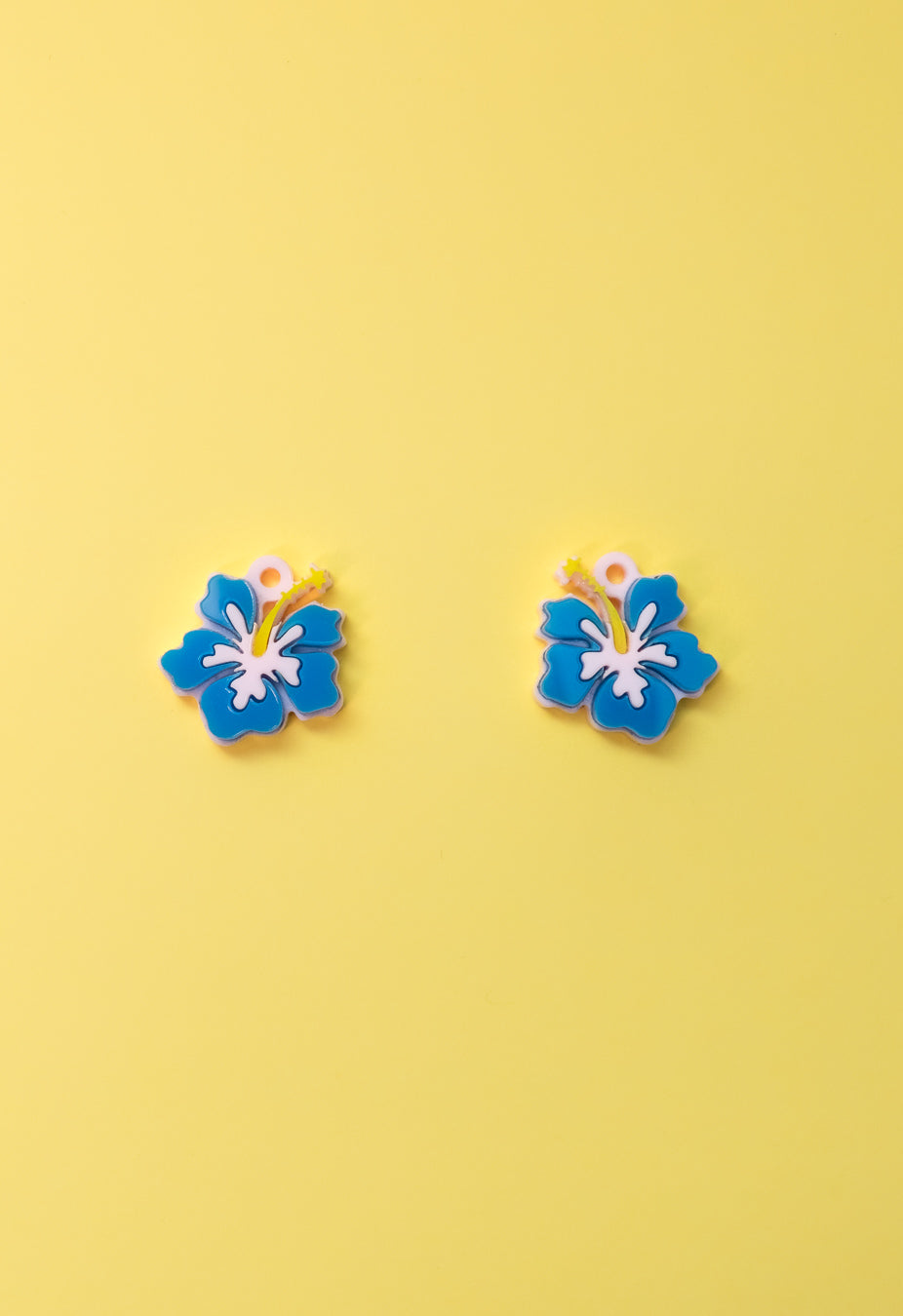 Flor de hibisco hawaiana inspirada en Lilo y Stitch. De color azul. Aros en acero inoxidable. 