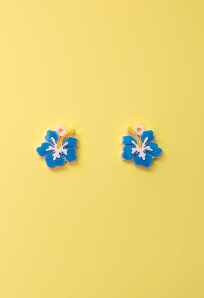 Flor de hibisco hawaiana inspirada en Lilo y Stitch. De color azul. Aros en acero inoxidable. 