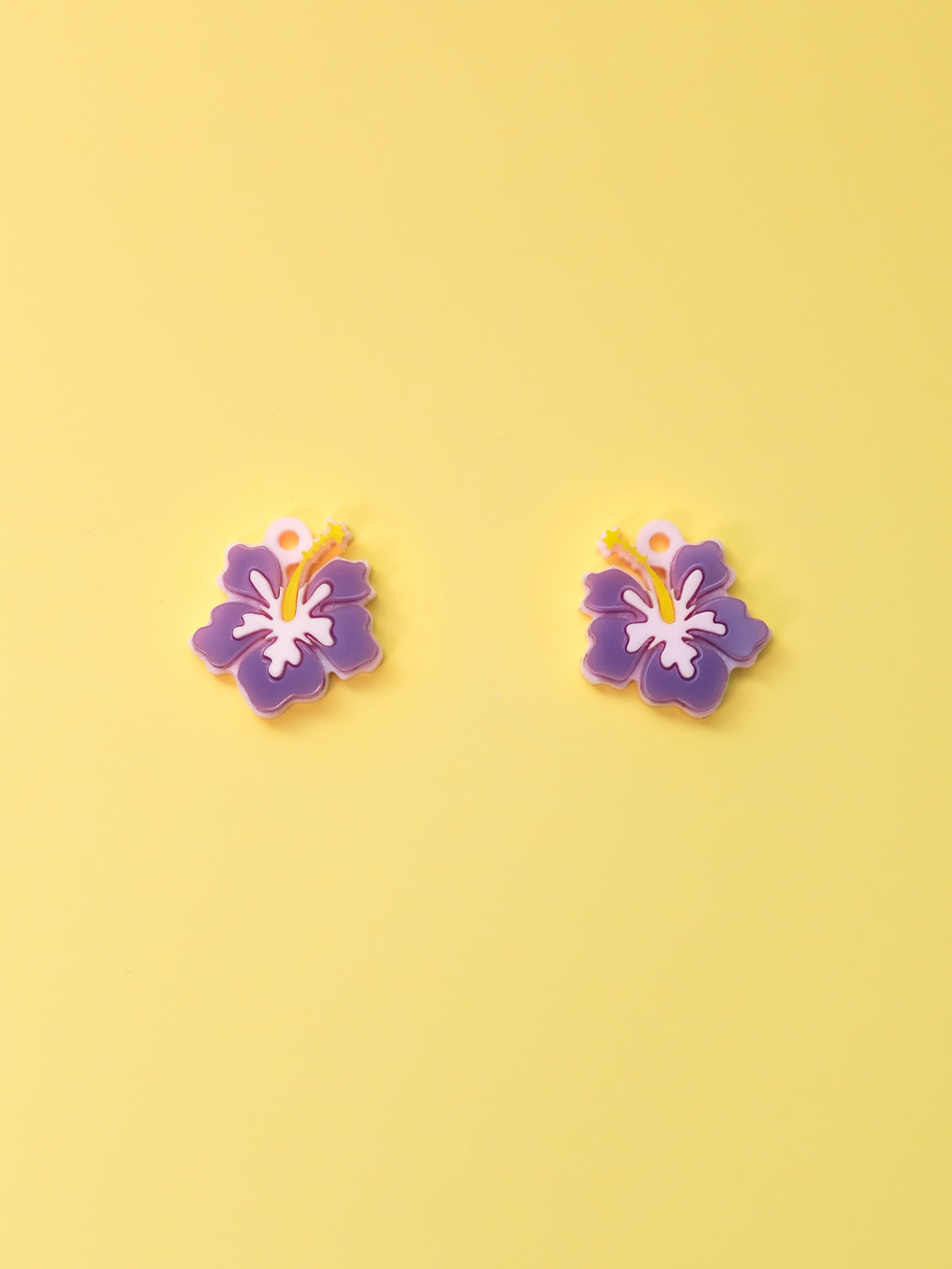 Flor de hibisco hawaiana inspirada en Lilo y Stitch. De color morado. Aros en acero inoxidable. 