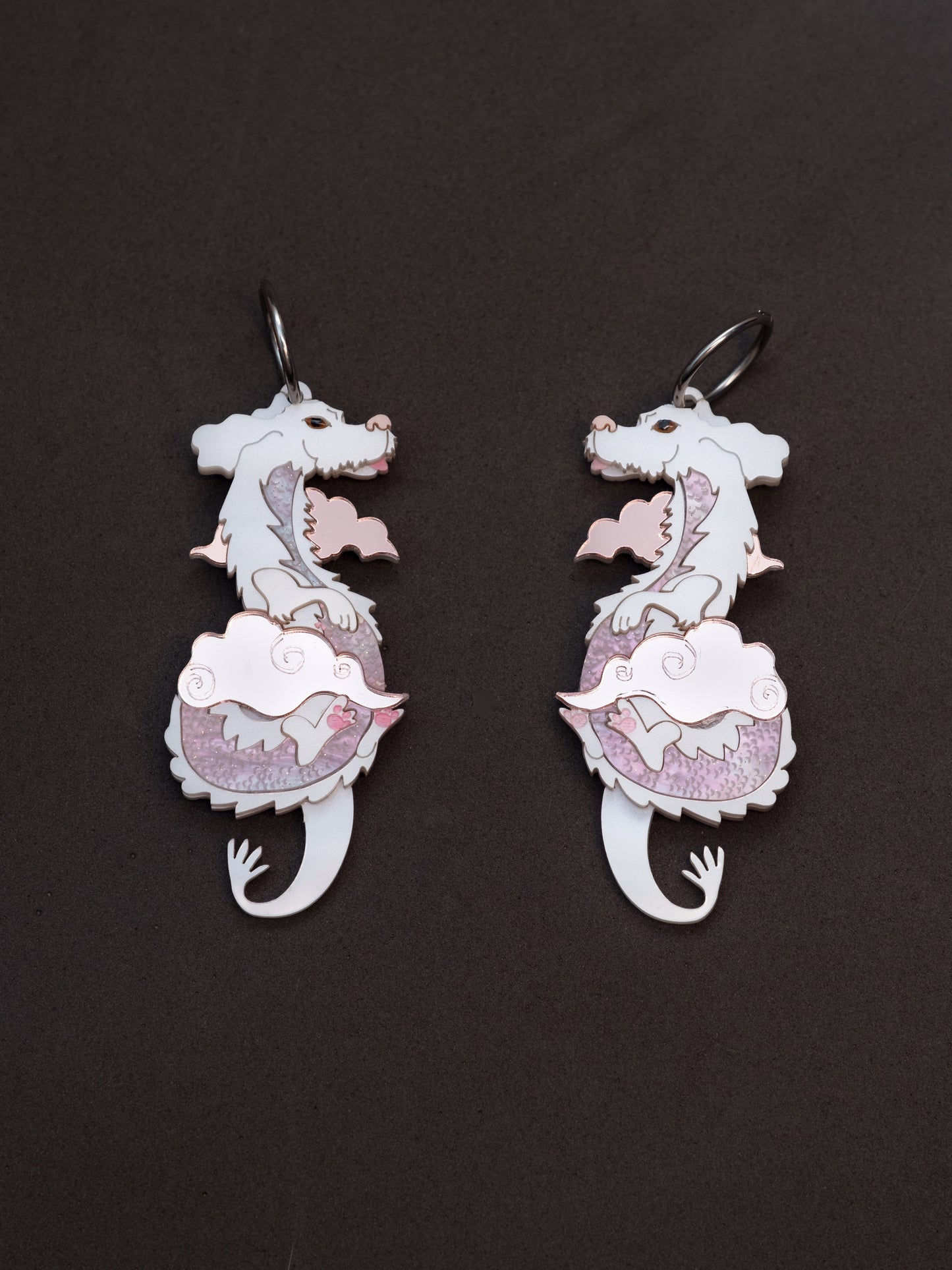 Pendientes de metacrilato inspirados en la historia interminable. El dragon blanco de la suerte con metacrilatos tonos rosa. Toda una joya colgada con aros de acero inoxidable