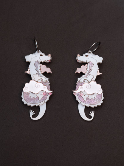 Pendientes de metacrilato inspirados en la historia interminable. El dragon blanco de la suerte con metacrilatos tonos rosa. Toda una joya colgada con aros de acero inoxidable