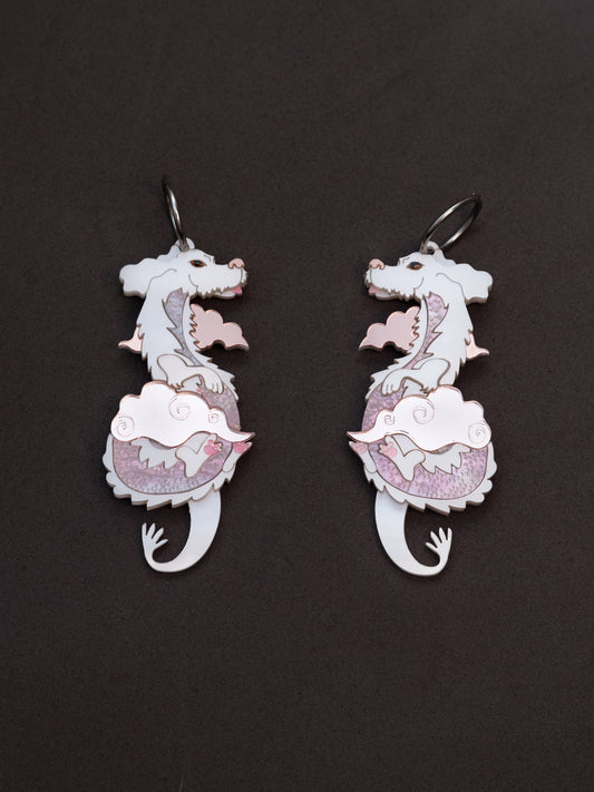 Pendientes de metacrilato inspirados en la historia interminable. El dragon blanco de la suerte con metacrilatos tonos rosa. Toda una joya colgada con aros de acero inoxidable