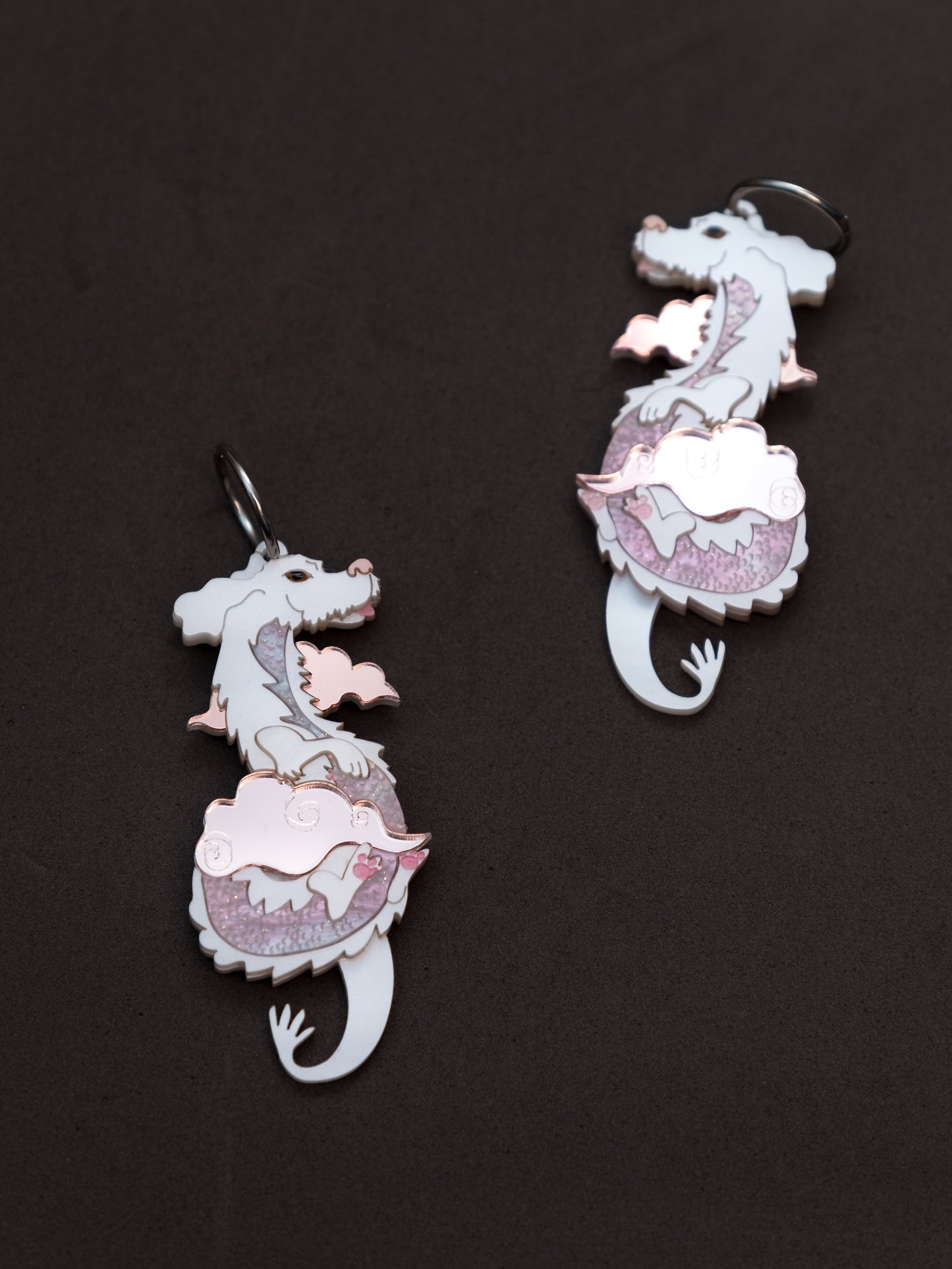 Pendientes de metacrilato inspirados en la historia interminable. El dragon blanco de la suerte con metacrilatos tonos rosa. Toda una joya colgada con aros de acero inoxidable