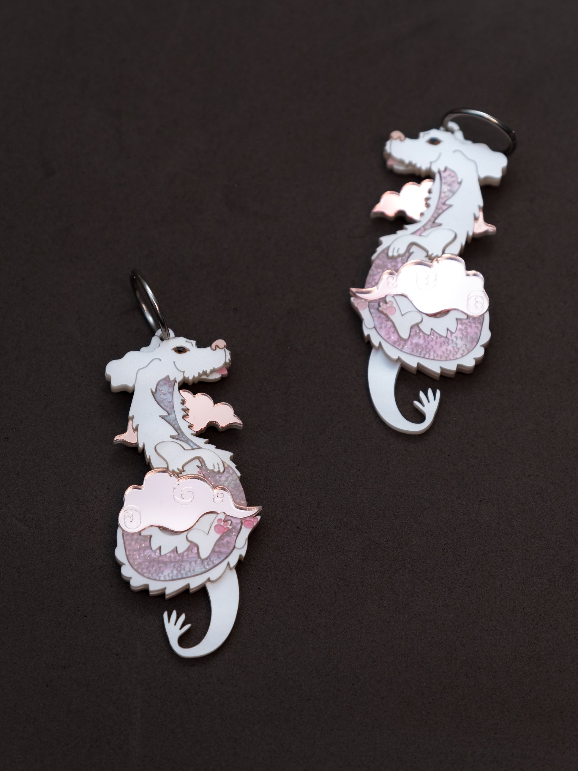 Pendientes de metacrilato inspirados en la historia interminable. El dragon blanco de la suerte con metacrilatos tonos rosa. Toda una joya colgada con aros de acero inoxidable