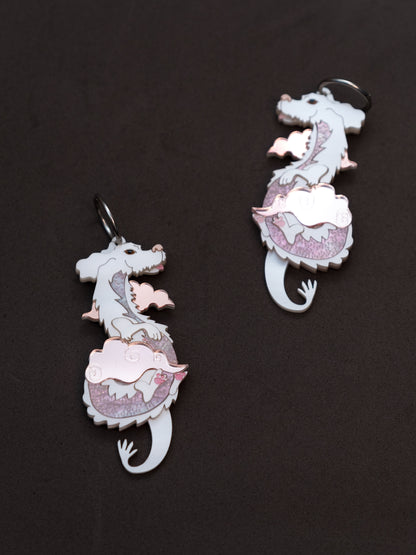 Pendientes de metacrilato inspirados en la historia interminable. El dragon blanco de la suerte con metacrilatos tonos rosa. Toda una joya colgada con aros de acero inoxidable