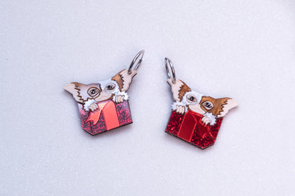 Pendientes de metacrilato inspirados en la película Los Gremlins. Es Gizmo un regalo perfecto para navidad?. Hechos a mano pieza a pieza, coloridos y divertidos