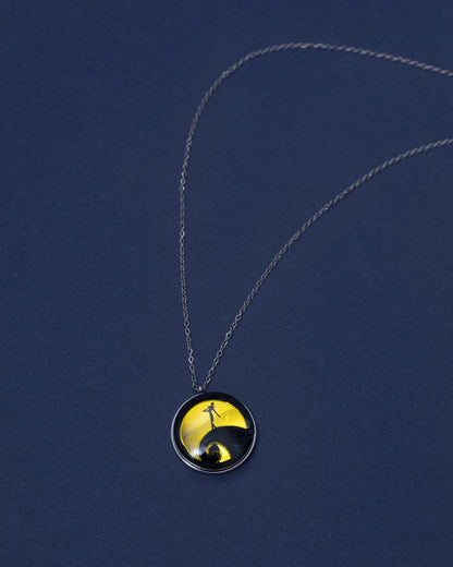 Collar de acero inoxidable con metacrilato y resina inspirado en La clasica pelicula pesadillas antes de navidad, con material dorado espejo y negro aguas
