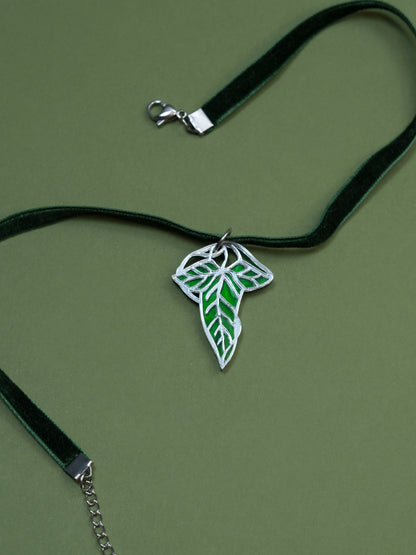 Choker de metacrilato inspirado en el señor de los anillos. La hoja esta hecha con metacrilato verde aguas y espejo plateado. Choker en verde con cierre en plateado 