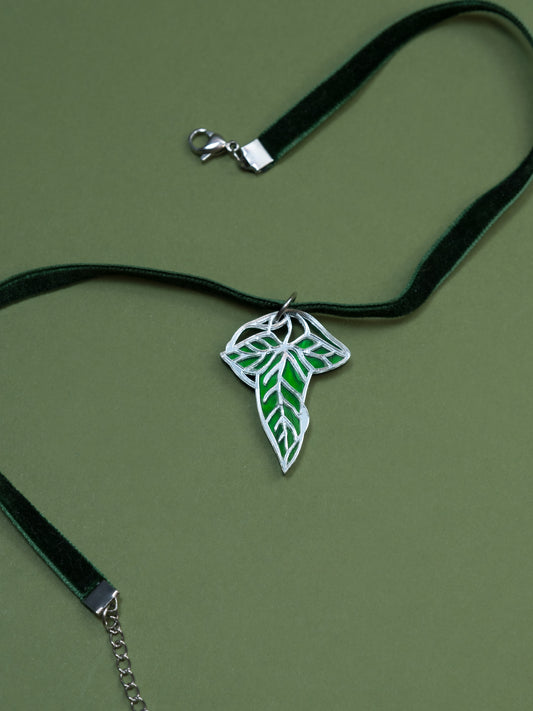 Choker de metacrilato inspirado en el señor de los anillos. La hoja esta hecha con metacrilato verde aguas y espejo plateado. Choker en verde con cierre en plateado 