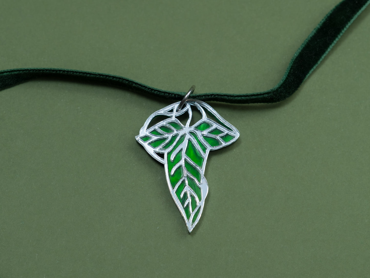 Choker de metacrilato inspirado en el señor de los anillos. La hoja esta hecha con metacrilato verde aguas y espejo plateado