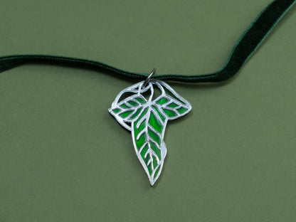 Choker de metacrilato inspirado en el señor de los anillos. La hoja esta hecha con metacrilato verde aguas y espejo plateado