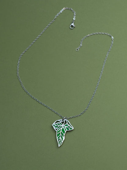 Collar de metacrilato inspirado en el señor de los anillos. La hoja esta hecha con metacrilato verde aguas y espejo plateado. Collar plateado de acero inoxidable
