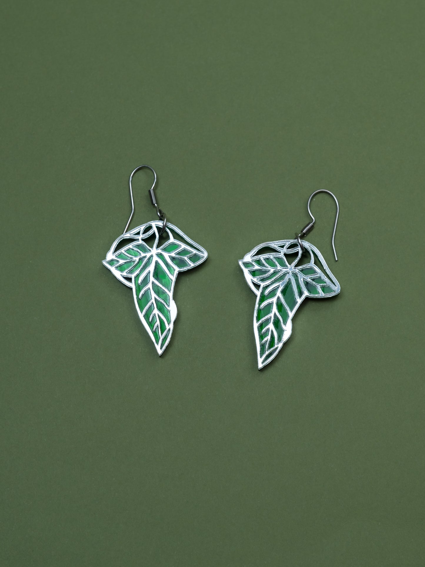 Pendientes de metacrilato inspirados en el señor de los anillos. La hoja esta hecha con metacrilato verde aguas y espejo plateado. Ganchos de acero inoxidable plateados