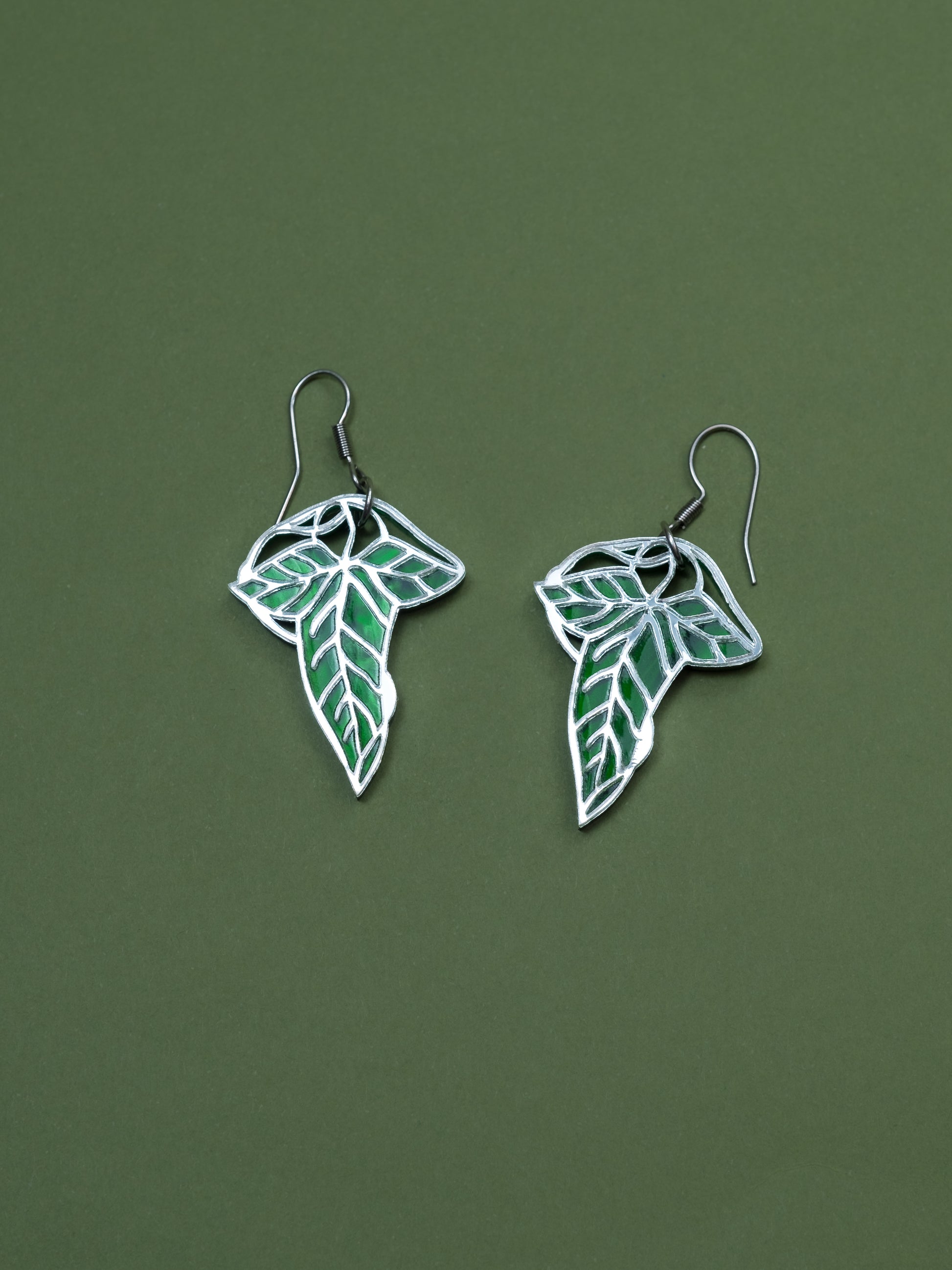 Pendientes de metacrilato inspirados en el señor de los anillos. La hoja esta hecha con metacrilato verde aguas y espejo plateado. Ganchos de acero inoxidable plateados