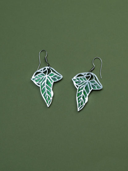 Pendientes de metacrilato inspirados en el señor de los anillos. La hoja esta hecha con metacrilato verde aguas y espejo plateado. Ganchos de acero inoxidable plateados