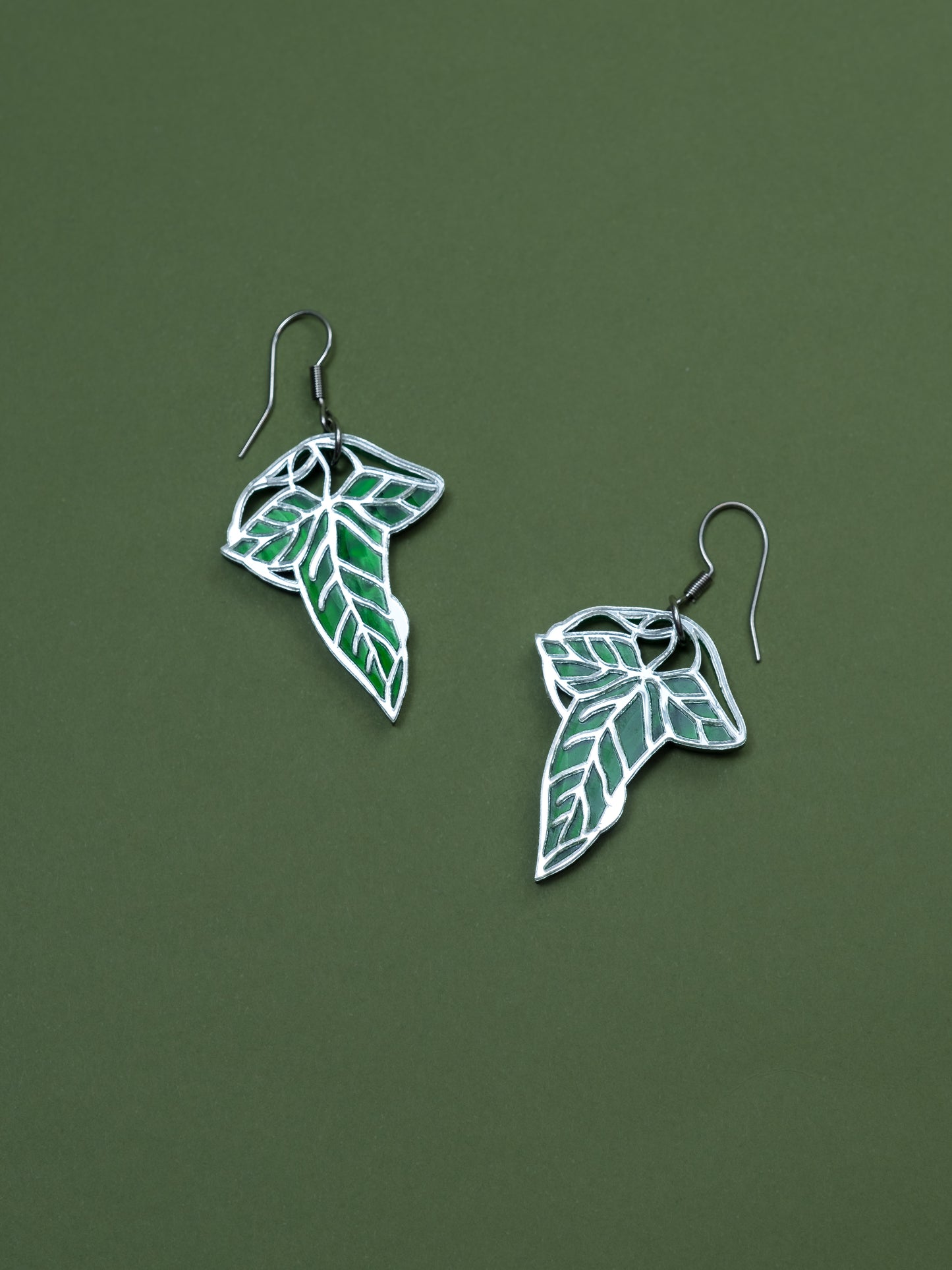 Pendientes de metacrilato inspirados en el señor de los anillos. La hoja esta hecha con metacrilato verde aguas y espejo plateado. Ganchos de acero inoxidable plateados