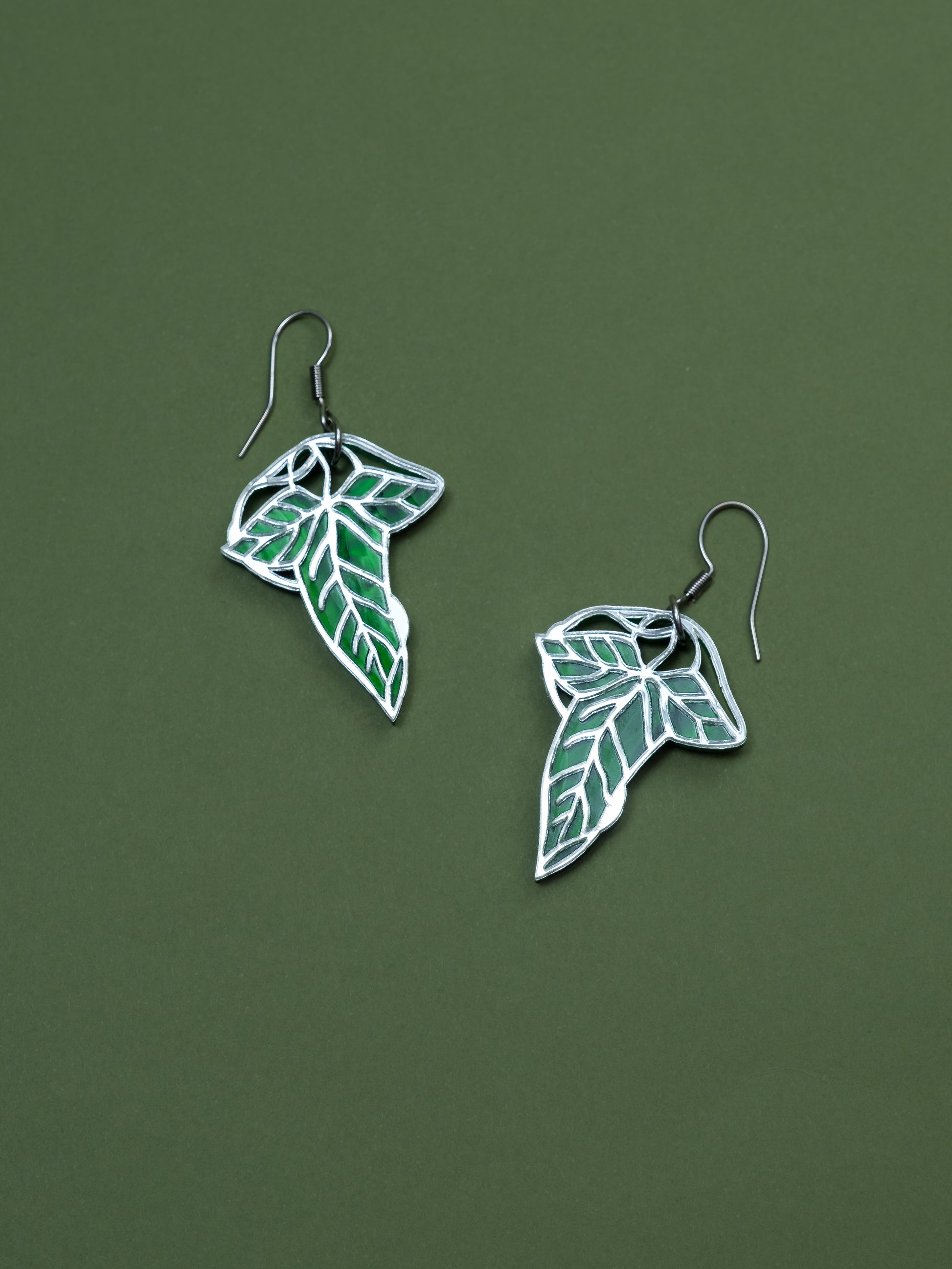 Pendientes de metacrilato inspirados en el señor de los anillos. La hoja esta hecha con metacrilato verde aguas y espejo plateado. Ganchos de acero inoxidable plateados
