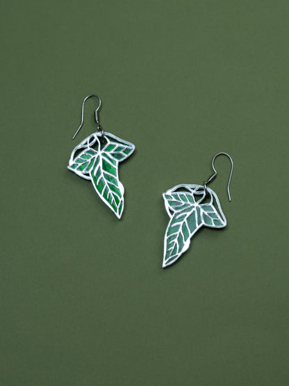 Pendientes de metacrilato inspirados en el señor de los anillos. La hoja esta hecha con metacrilato verde aguas y espejo plateado. Ganchos de acero inoxidable plateados