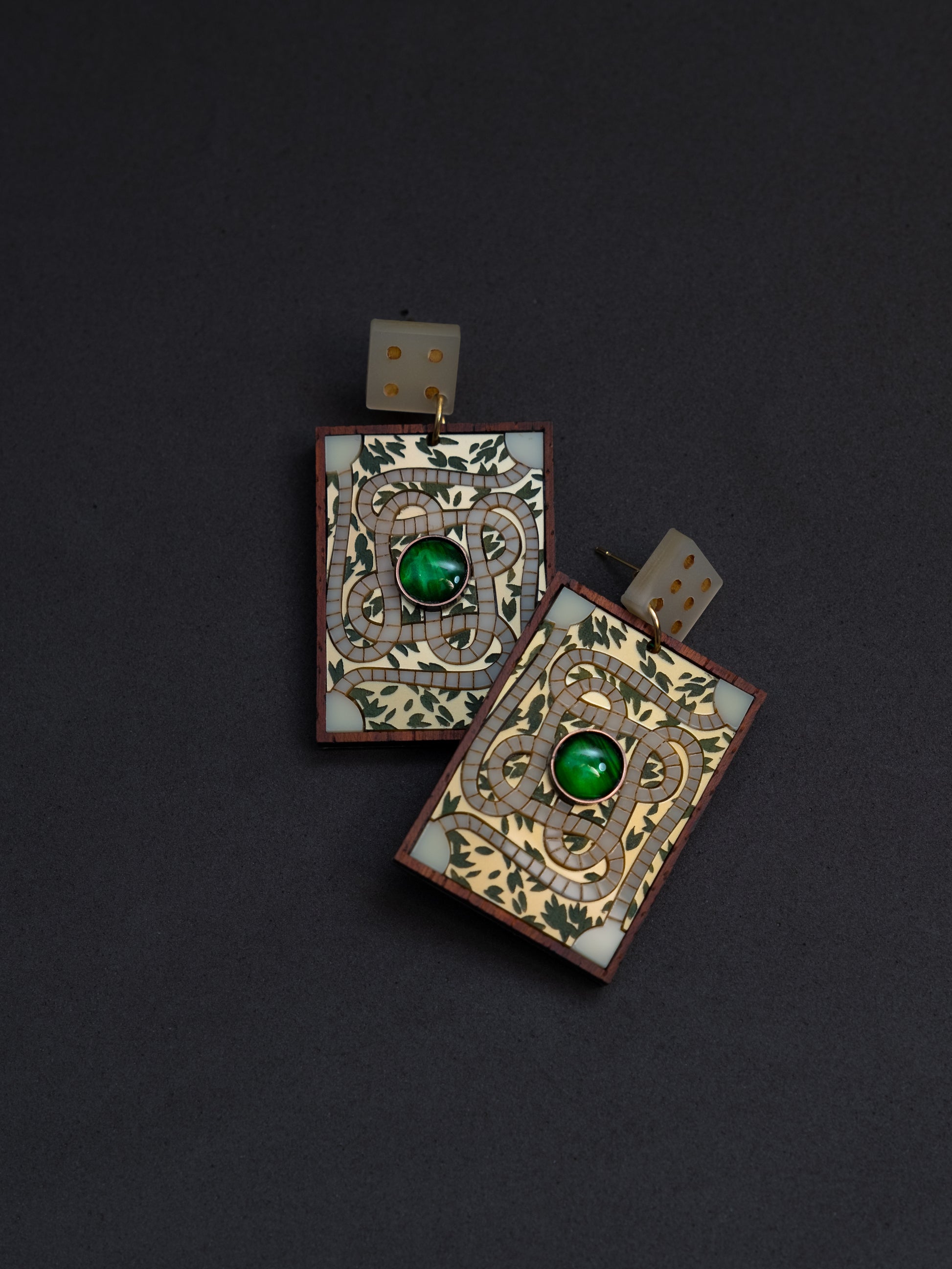 Pendientes de metacrilato inspirados en la famosa película de jumanji. Representamos el tablero de juego con piezas de diferentes colores y tipos de material