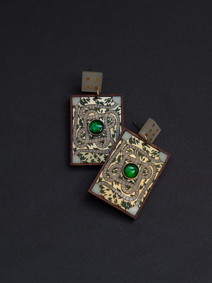 Pendientes de metacrilato inspirados en la famosa película de jumanji. Representamos el tablero de juego con piezas de diferentes colores y tipos de material