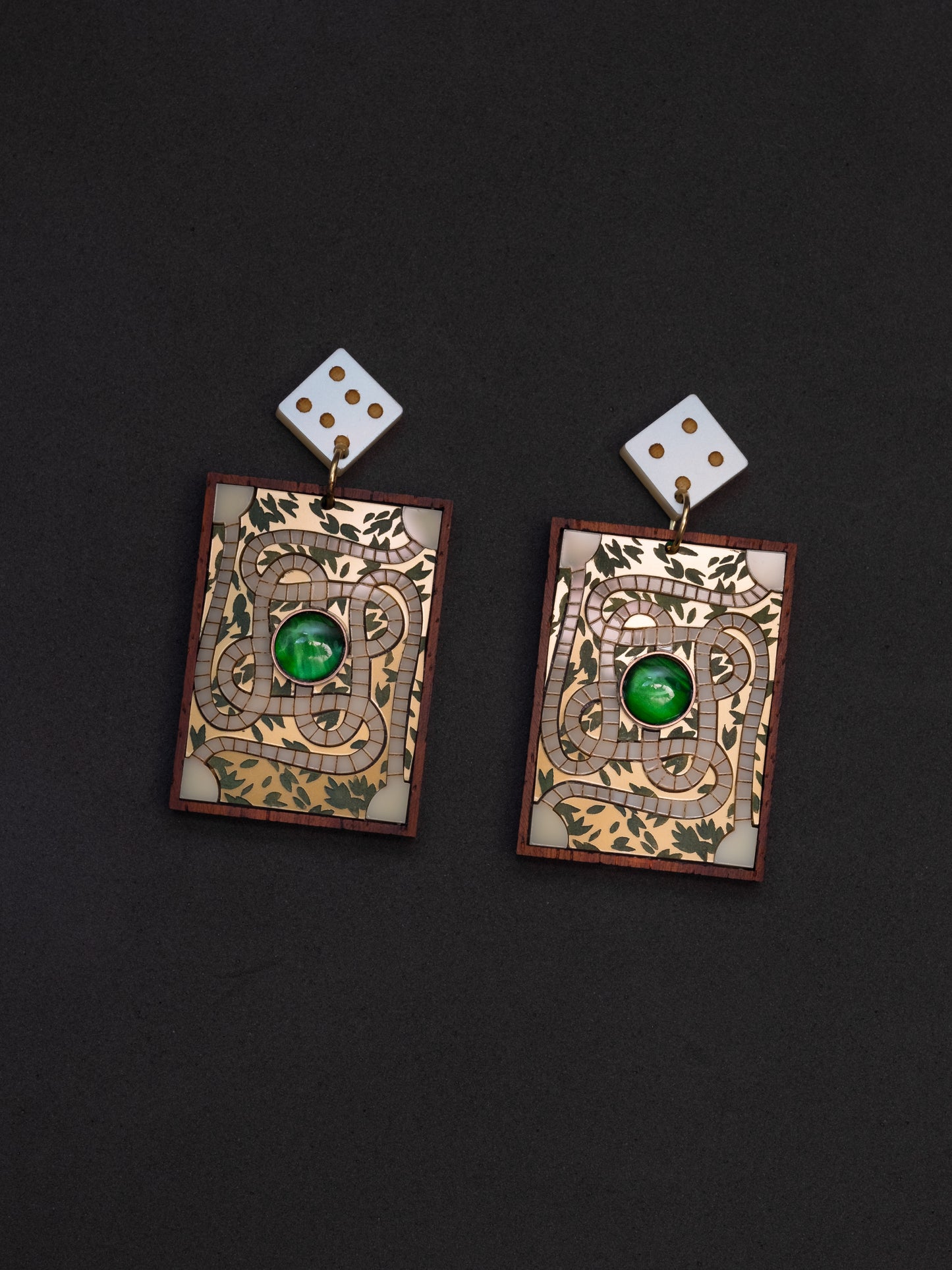 Pendientes de metacrilato inspirados en la famosa película de jumanji. Representamos el tablero de juego con piezas de diferentes colores y tipos de material