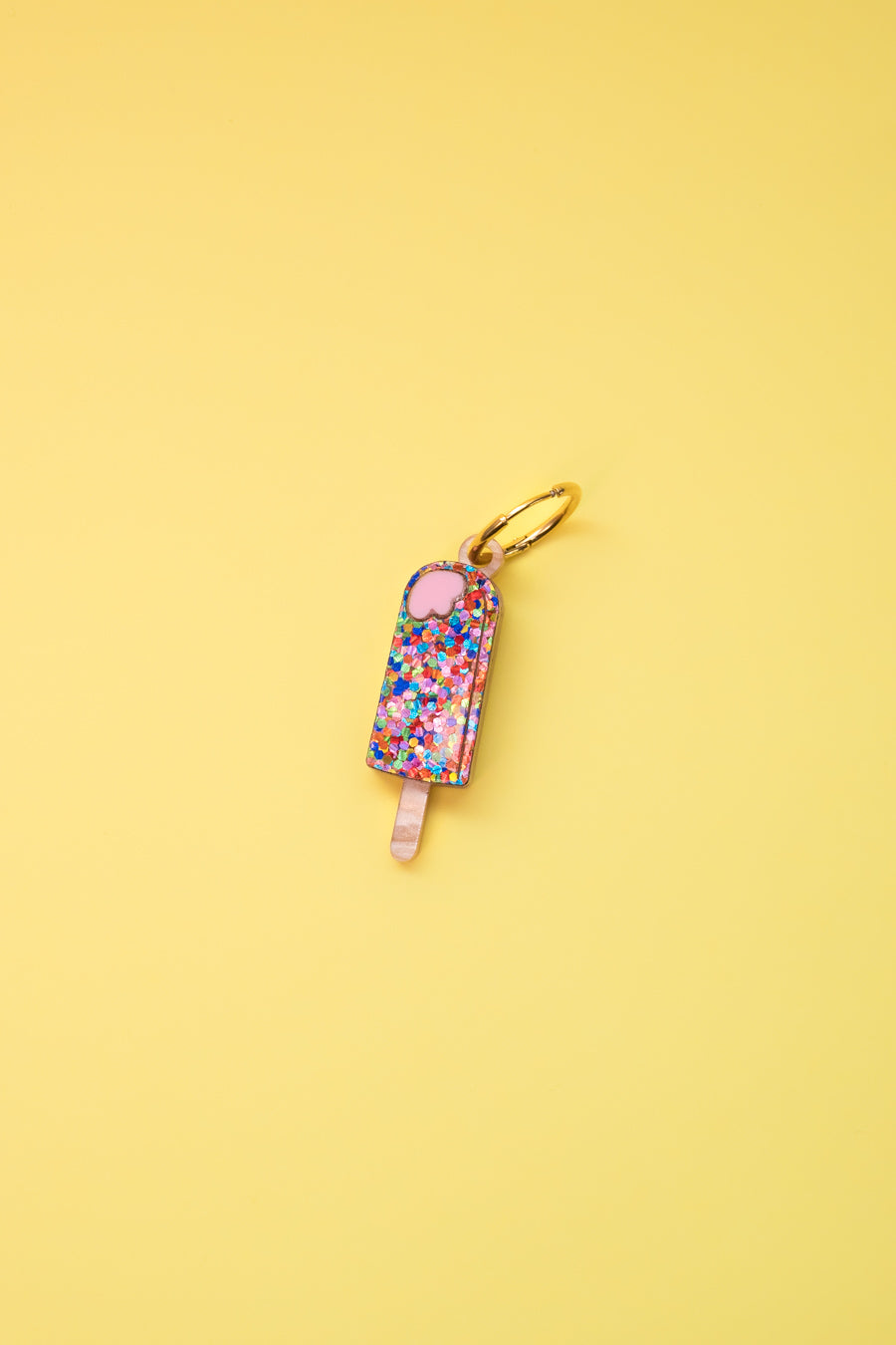 Pendientes de metacrilato inspirados en los helados que disfrutábamos de pequeños en verano. Coloridos y divertidos, ideales para lucir en cualquier ocasión 