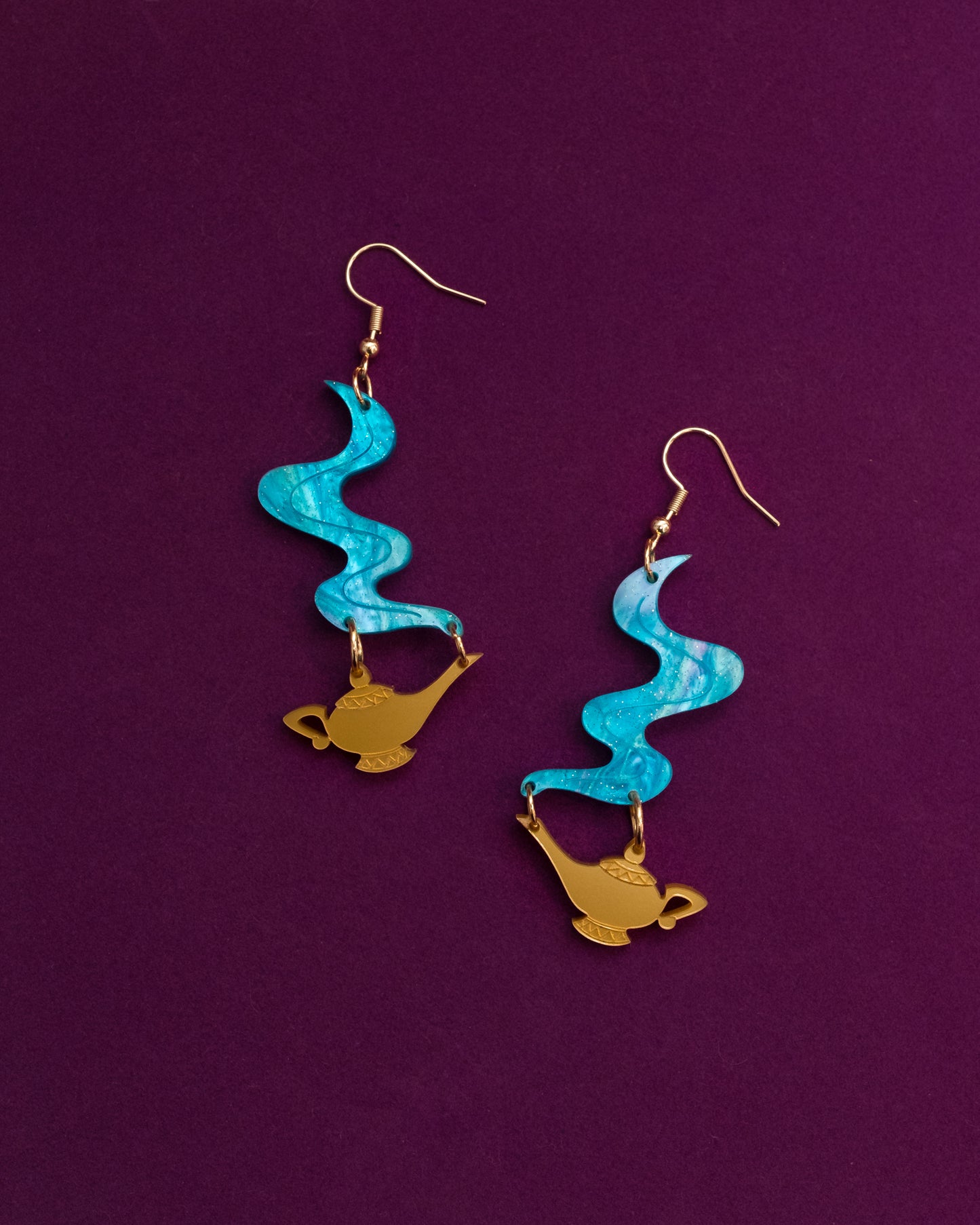 Pendientes de metacrilato inspirados en aladdin, en azul marmolado para la parte del Genio y dorado metálico para la lampara