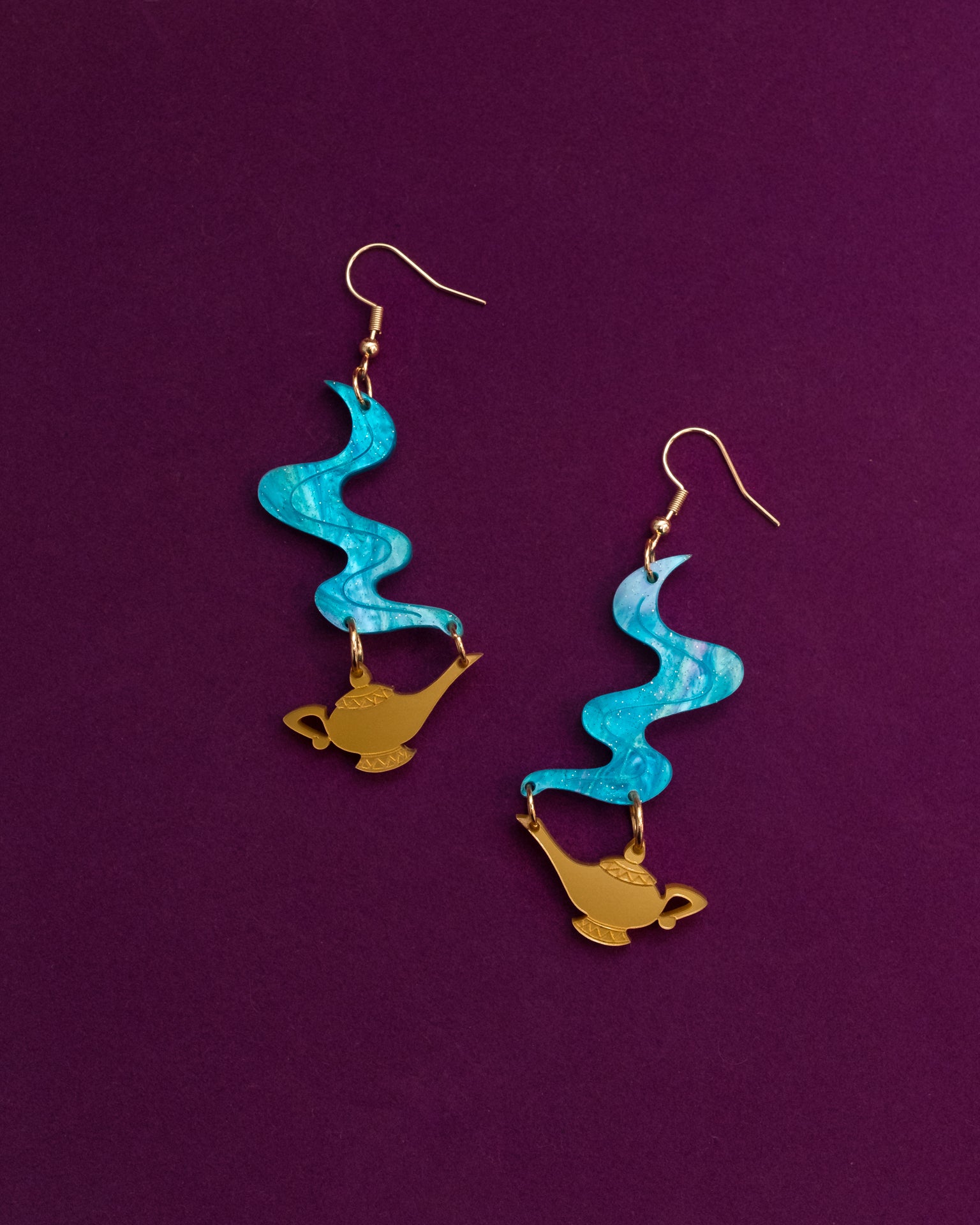 Pendientes de metacrilato inspirados en aladdin, en azul marmolado para la parte del Genio y dorado metálico para la lampara