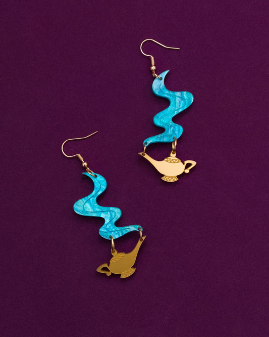 Pendientes de metacrilato inspirados en aladdin, en azul marmolado para la parte del Genio y dorado metálico para la lampara