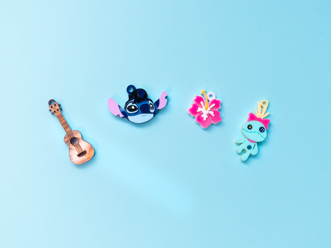 Pendientes de metacrilato inspirados en la película Lilo&Stitch. Con efectos mate y aguas. Aros en acero inoxidable.