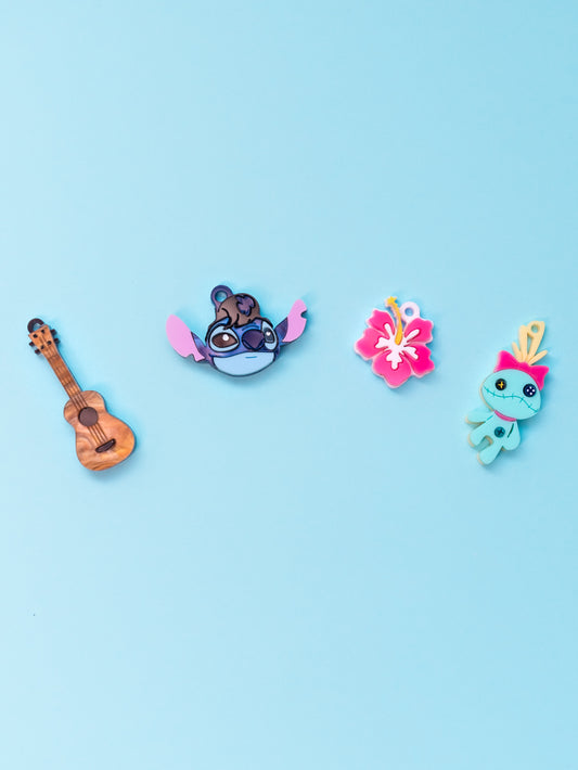 Pendientes de metacrilato inspirados en la película Lilo&Stitch. Con efectos mate y aguas. Aros en acero inoxidable.