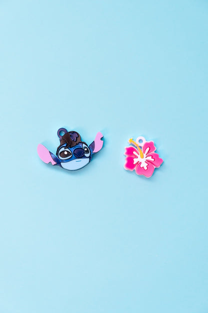 Pendientes de metacrilato inspirados en Stitch disfrazado de Elvis y con una flor de hibisco hawaiana. Aros en acero inoxidable 