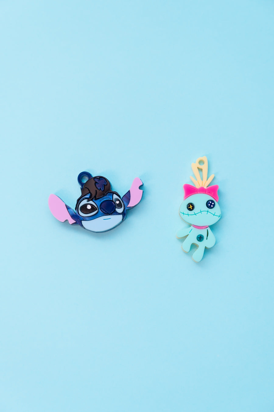 Pendientes de metacrilato inspirados en Stitch disfrazado de Elvis y Scrump la muñeca de Lilo. Aros en acero inoxidable.