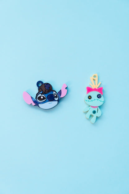 Pendientes de metacrilato inspirados en Stitch disfrazado de Elvis y Scrump la muñeca de Lilo. Aros en acero inoxidable.