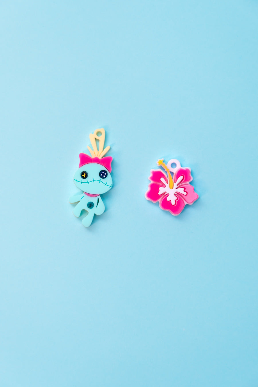 Pendientes de metacrilato inspirados en Scrump la muñeca de Lilo y una flor hawaiana. Aros en acero inoxidable.