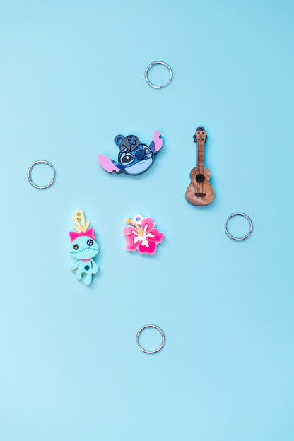 Pendientes de metacrilato inspirados en la película Lilo&Stitch. Con efectos mate y aguas. Aros en acero inoxidable.