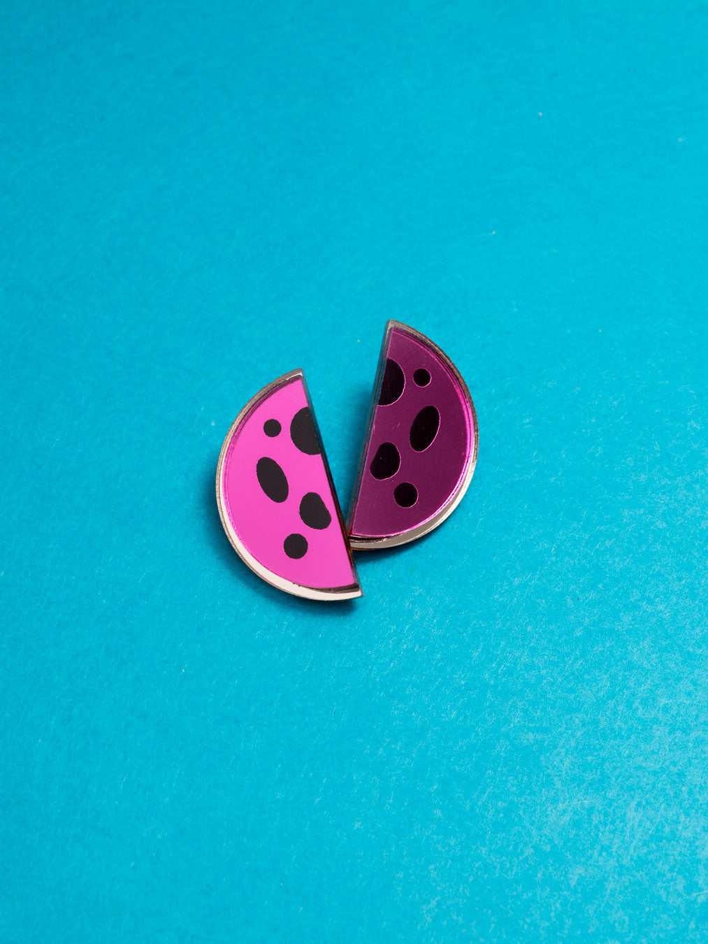 Pendientes de metacrilato inspirados en Dino la mascota de los Picapiedra. Inspirados en el animal print con efecto espejo