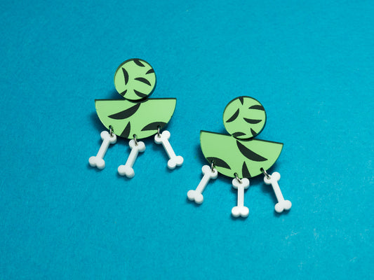 Pendientes de metacrilato inspirados en la vestimenta de Pebbles Picapiedra. Con efecto espejo y animal print.